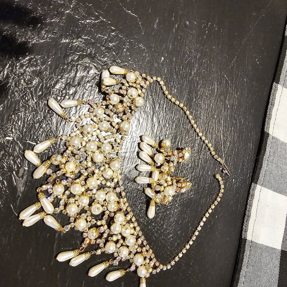 Elegant Gold and Pearl Necklace Set